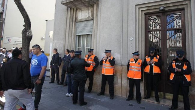 Universitarios y policías se enfrentan en Congreso argentino
