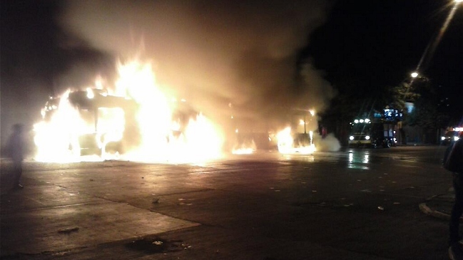 Encapuchados incendian bus del Transantiago en Estación Central