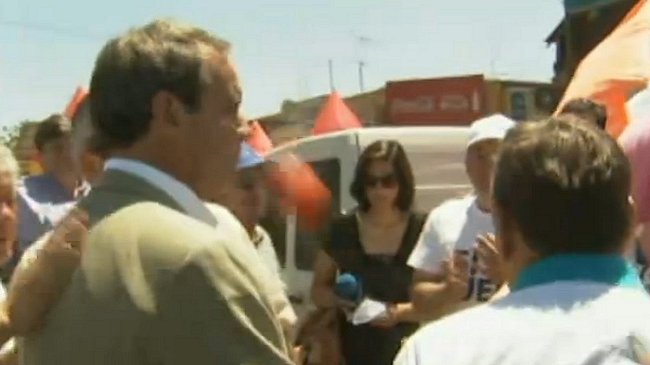 Andrés Allamand recibió tomate en la cara haciendo campaña por Matthei