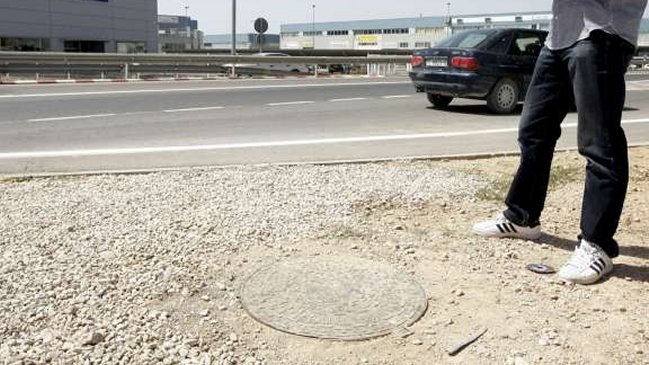 Hombre vive hace 20 años en alcantarillas para pagar educación de sus hijos