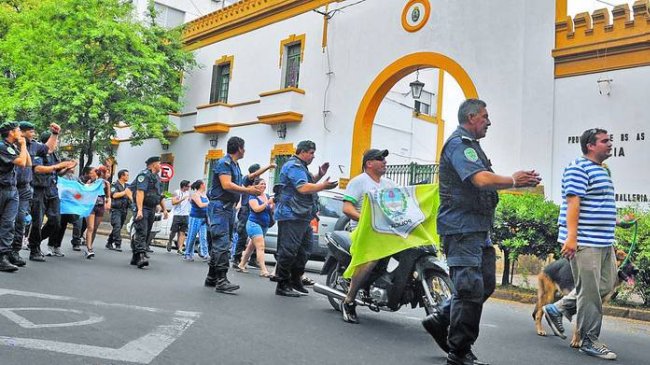 Argentina: Nuevos incidentes por huelga policial dejan un muerto