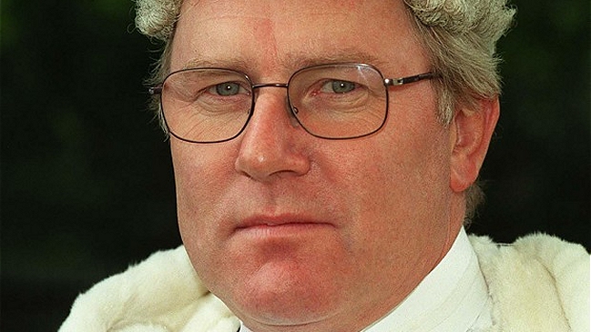 Juez británico recomendó a parejas tener hijos sólo si se casan