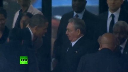   Obama y Raúl Castro se saludan durante el funeral de Mandela 