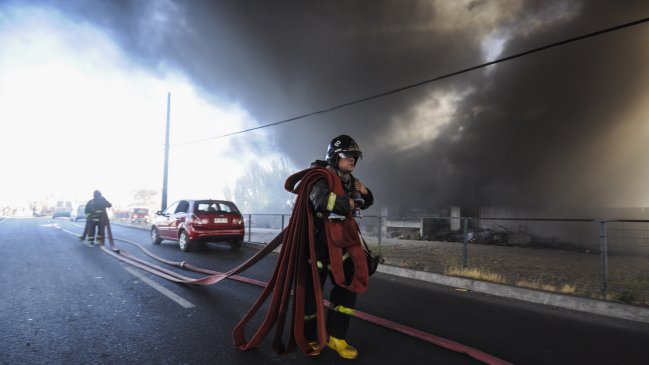 Seremi inició sumario sanitario contra fábrica incendiada en Quilicura