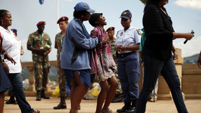 Velatorio de Nelson Mandela termina con miles de personas sin despedirlo