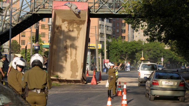 Camión chocó con pasarela en pleno centro de Santiago