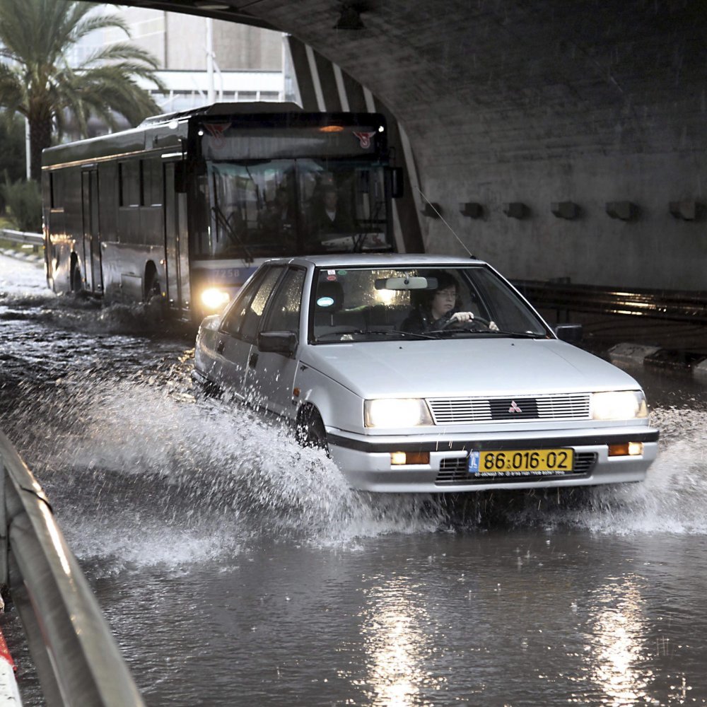 Fuerte temporal deja más de 100 heridos y 500 familias sin hogar en Gaza
