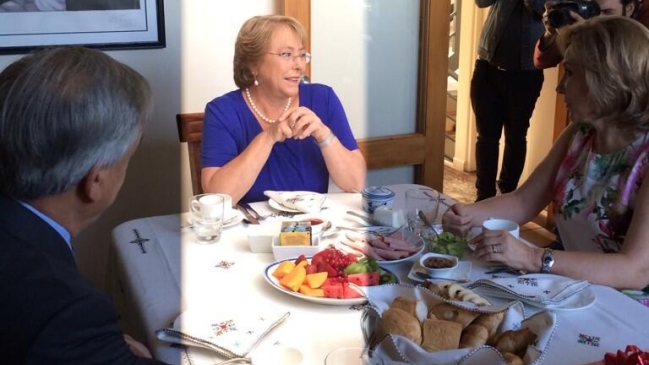 Piñera desayuna con Bachelet con La Haya en la agenda