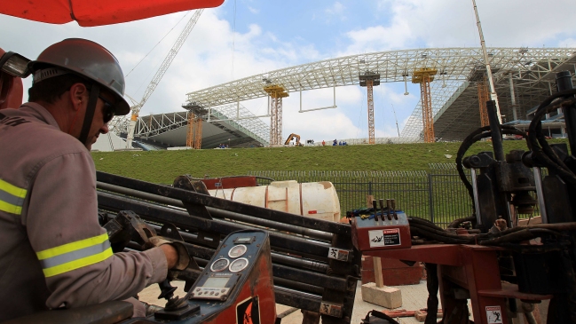 FIFA y Gobierno brasileño niegan descuidos en seguridad de obras del Mundial