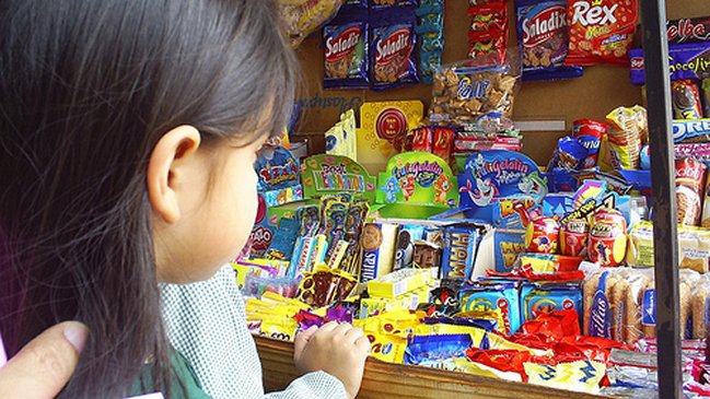 Publican decreto supremo que restringirá bebidas y papas fritas en los colegios