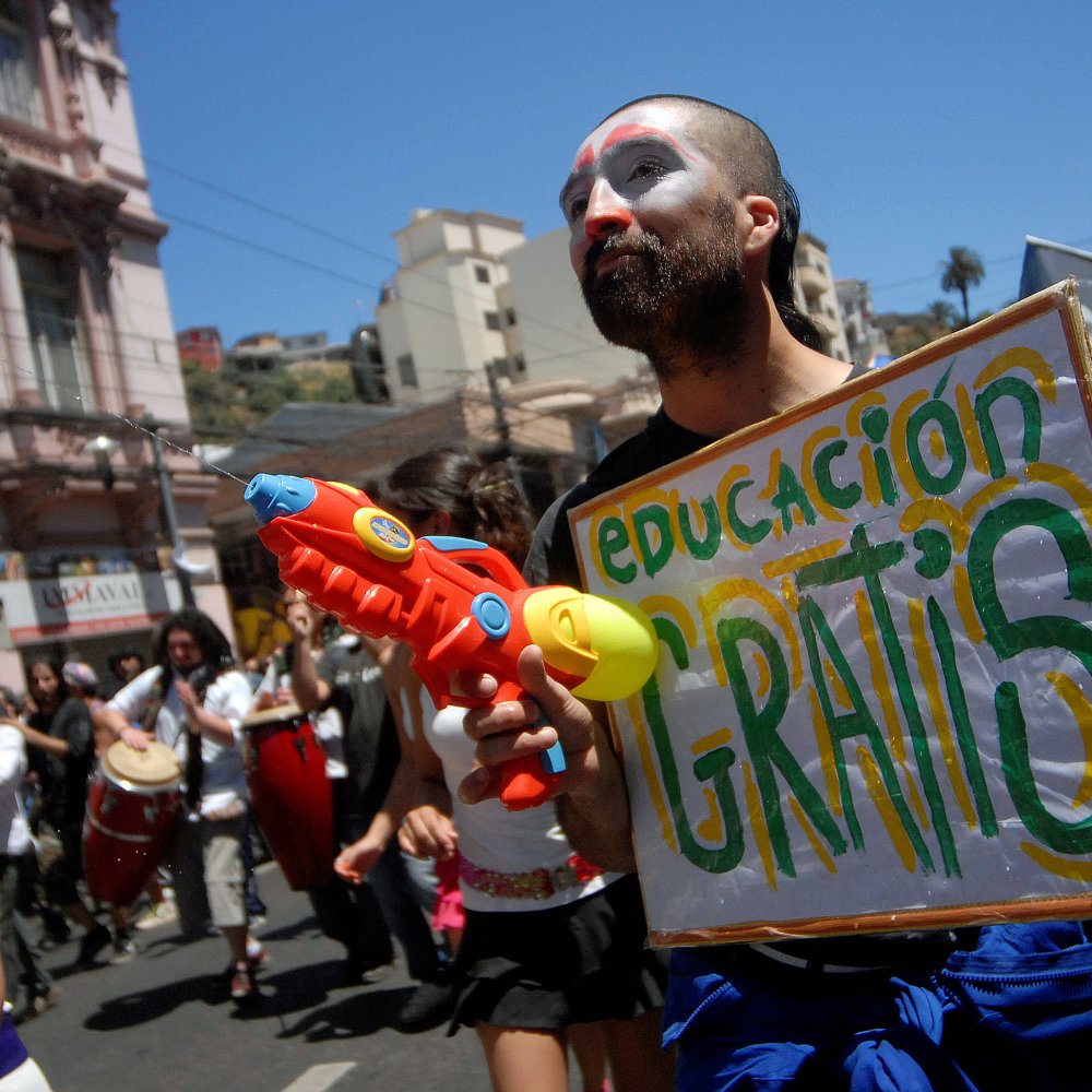 ¿Es buen negocio obtener título universitario?
