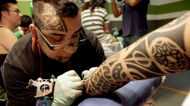  Nuevo libro recoge historias de tatuajes chilenos  
