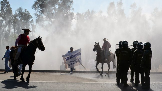 Regantes del Maule protestaron contra Endesa en la Ruta 5 Sur