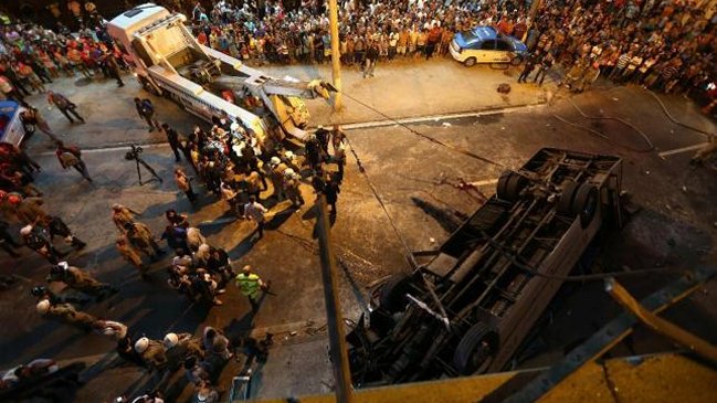 Volcamiento de bus que viajaba a Río de Janeiro dejó al menos 13 muertos
