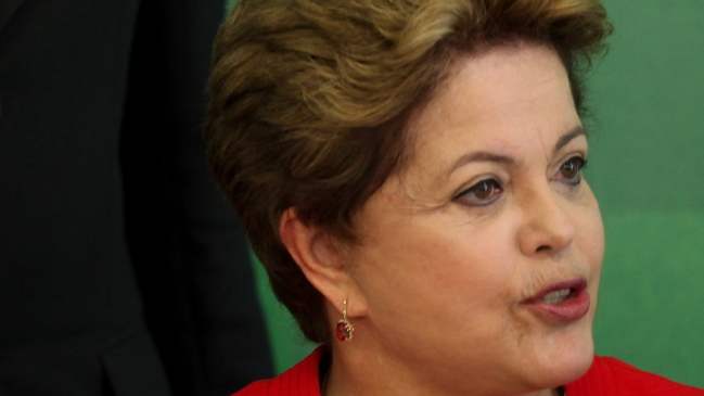 Rousseff firmó reajuste el salario mínimo con aumento del 6,78 por ciento