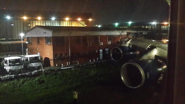 Avión chocó contra edificio en aeropuerto de Sudáfrica