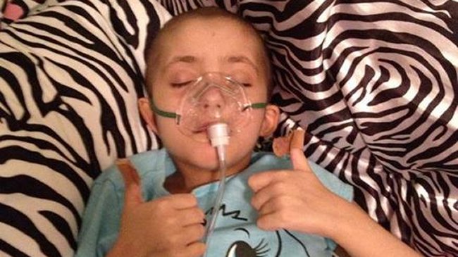 Multitud cantó villancicos a niña con leucemia terminal