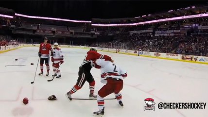 Mira el hockey hielo desde el casco de un árbitro
