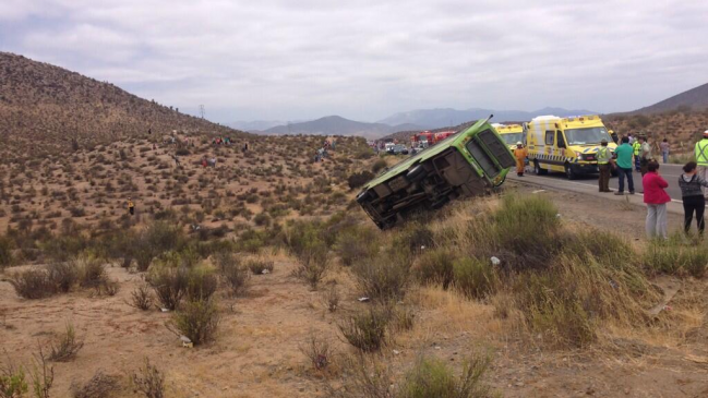 Volcamiento de bus cerca de Ovalle moviliza a Carabineros y Bomberos
