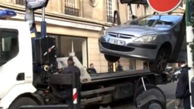 Hombre estrelló su auto contra sede presidencial francesa como protesta
