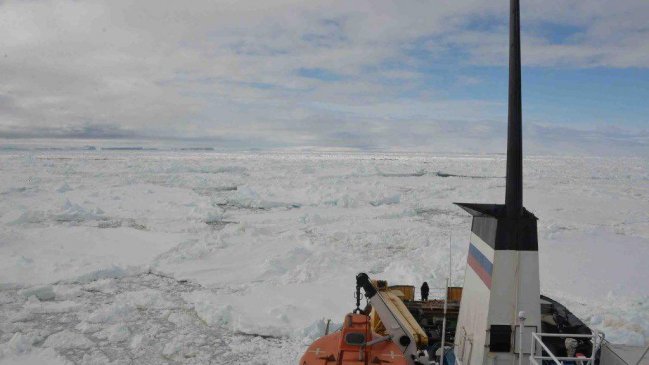 Buque científico ruso continúa atrapado en el hielo antártico