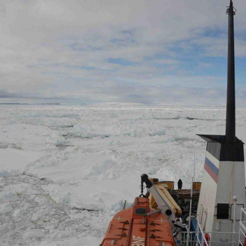 Buque científico ruso continúa atrapado en el hielo antártico