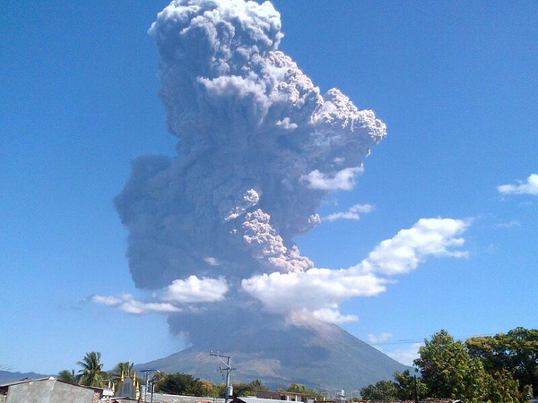 Volcán de El Salvador entró en erupción