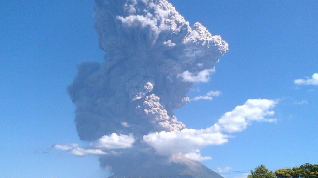 Volcán de El Salvador entró en erupción