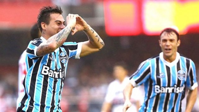 Sao Paulo tomó la ventaja frente a Santos FC para quedarse con Eduardo Vargas