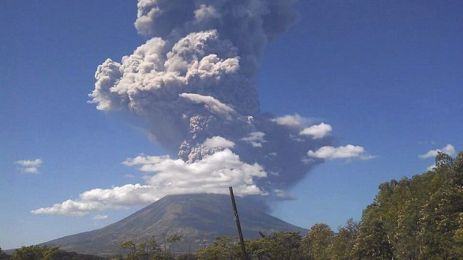 El Salvador sigue en alerta por erupción volcánica