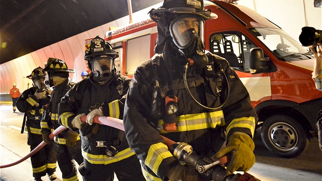 Derrame de ácido sulfúrico movilizó a Bomberos al mall Costanera Center