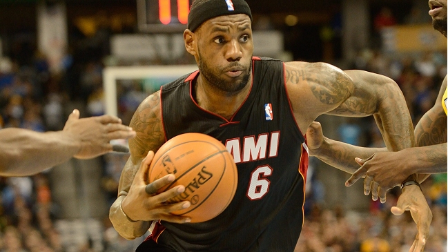 LeBron James celebró su cumpleaños con gran actuación ante Denver