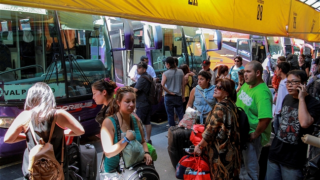 Transportes: 1,5 millones de personas saldrán de Santiago desde terminales