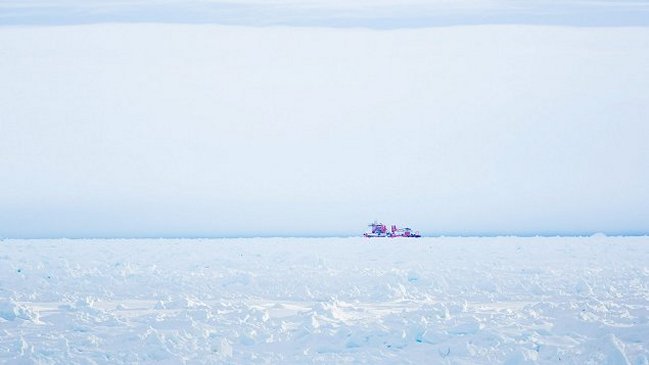 Evacuarán a pasajeros de barco atrapado en la Antártica cuando mejore el clima