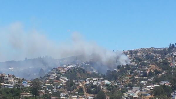 Incendio consume viviendas en Cerro San Roque de Valparaíso