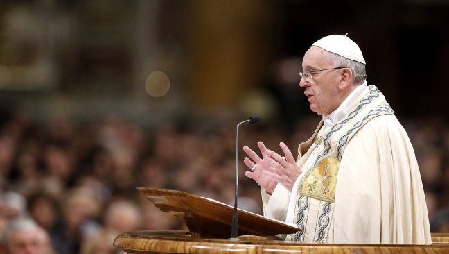 Papa: Parejas gay son un nuevo desafío educativo