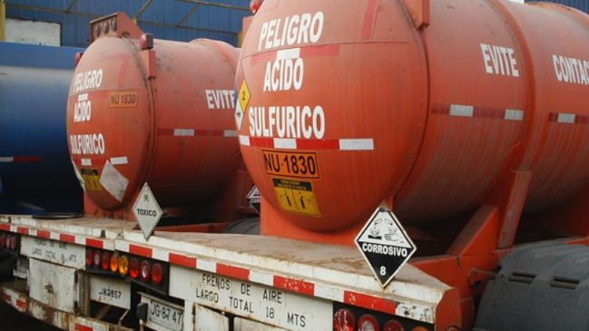 Ruta Illapel - Los Vilos permanece cerrada tras volcamiento de camión