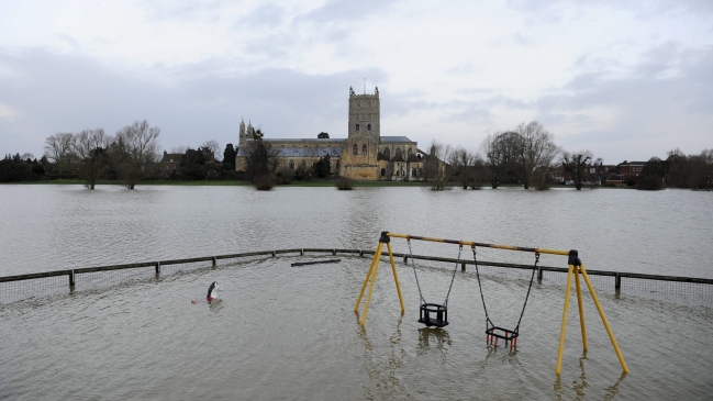 Fuerte viento y olas gigantes provocarán más inundaciones en costa británica