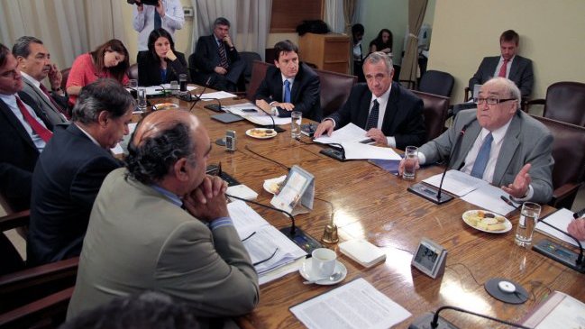 Dos notarios rechazaron validar firmas para candidatura de Jocelyn-Holt