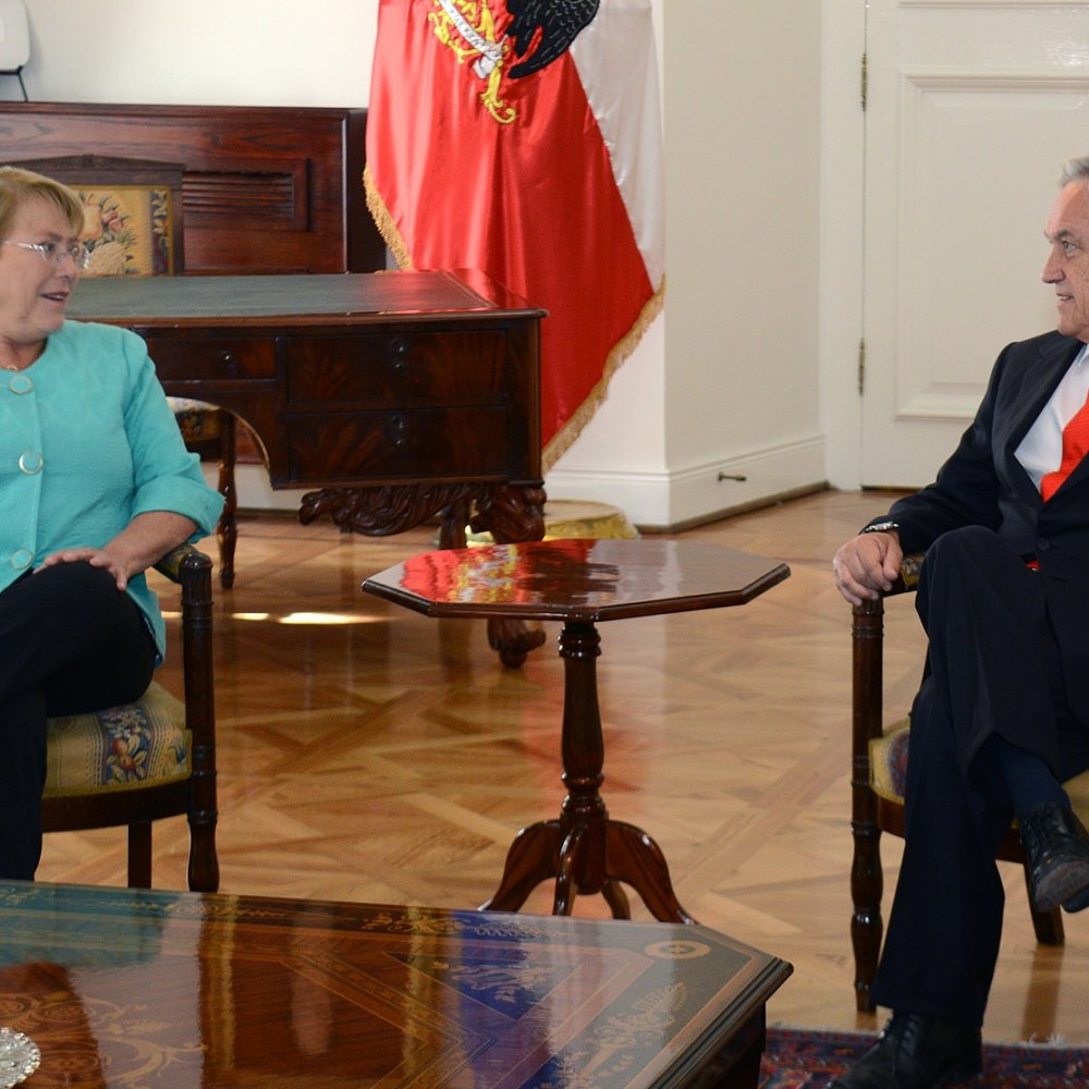 Piñera y Bachelet se reúnen sin asesores por fallo de La Haya