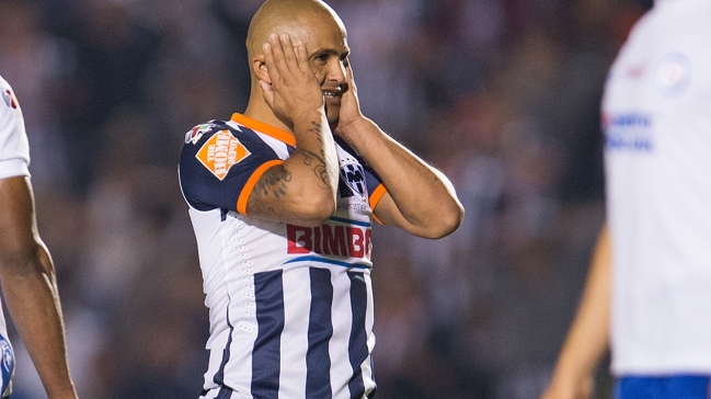 Suazo se lesionó el hombro en entrenamiento de Monterrey