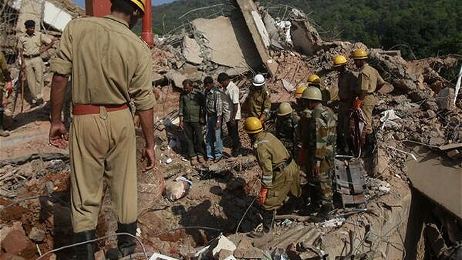 Aumentan a 24 los fallecidos por derrumbe de un edificio en India
