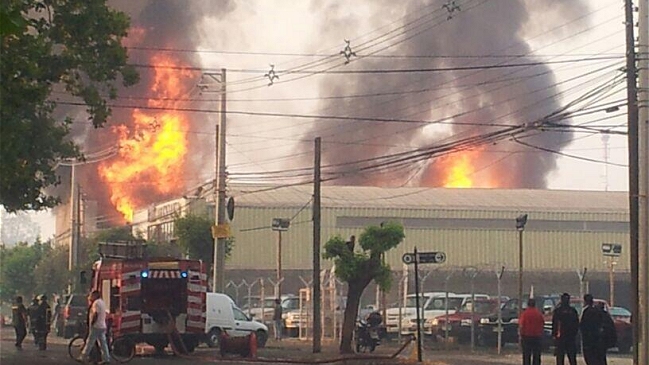 Incendio en bodega de Multicentro moviliza a todos los Bomberos de Talca