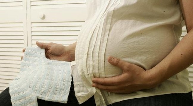 Mujer de 58 años dará a luz a su nieta en Estados Unidos