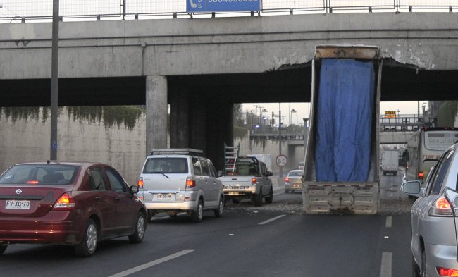 Un camión perdió su tolva al estrellarla en el paso bajo nivel de avenida Departamental, en plena Autopista Central, situación que derivó en un gran atochamiento de la vía en dirección a Santiago.