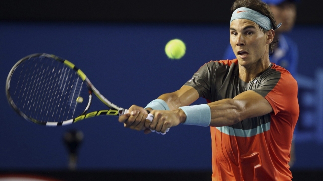 Nadal aprovechó el retiro de Tomic para avanzar en Australia