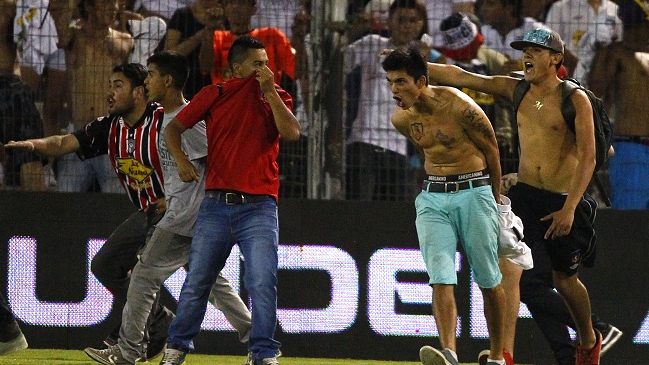 Blanco y Negro se querellará contra hinchas que invadieron cancha del Monumental