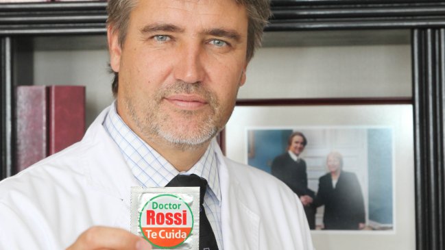 Senador Rossi entrega condones en campaña para prevenir el VIH