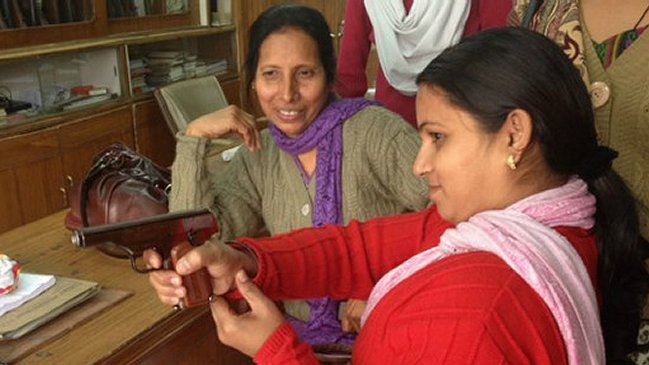 India lanzó pistola para que mujeres se defiendan de los violadores