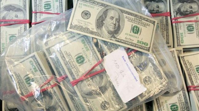 Fisco argentino allanó oficinas de cambio para frenar venta de dólar informal